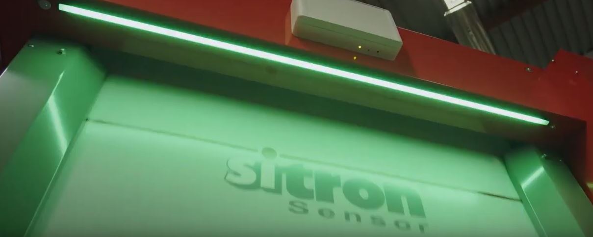 LED-Lichtleiste SI-LED für den industriellen Einsatz an Toren, in Waschanlagen und an Schranken